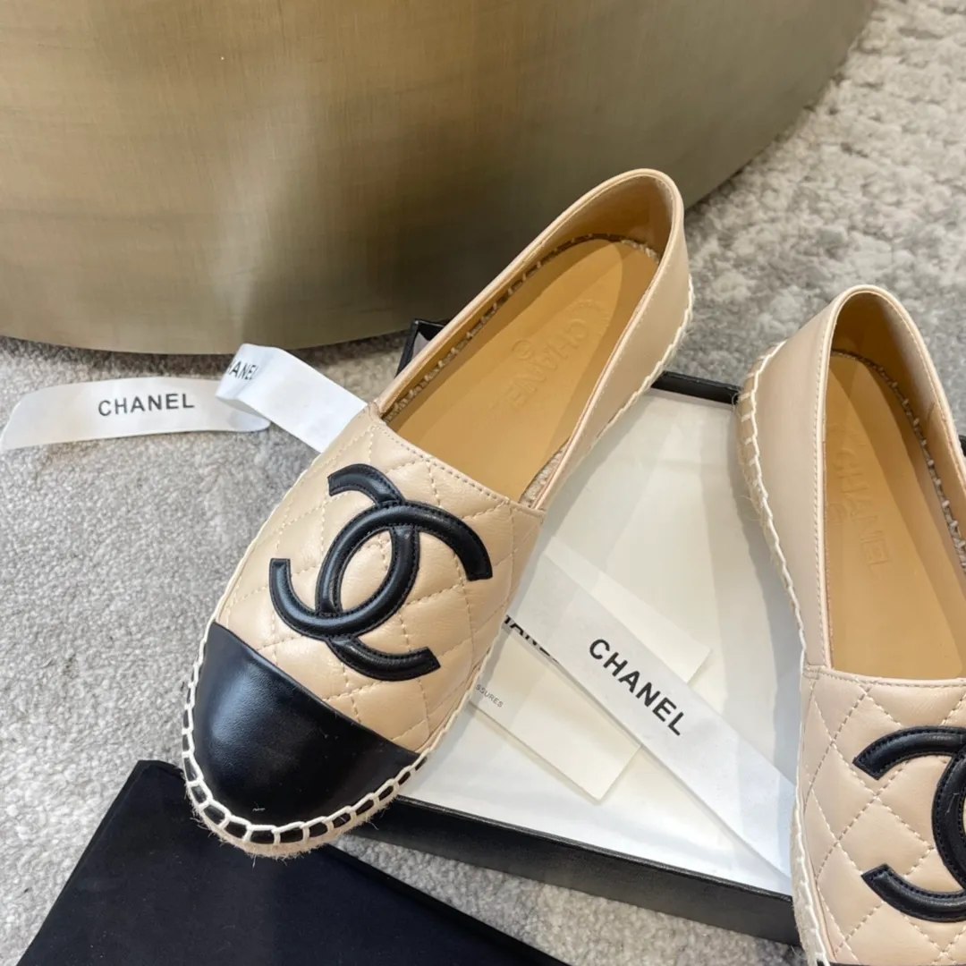 👟👟Ex-factory price 440👟👟 Chanel’s full range of classic fisherman shoes, the original version is reproduced with zero dead ends, and the details are exquisite and high-end‼ ️ 1️⃣Material: The upper/inner is made of first-layer sheepskin (the fabric is soft and becomes softer), and the vintage cloth is mixed with special materials... 2️⃣Natural hemp rope with a transparent vulcanized sole, which is wear-resistant and not easy to deglue and come off the sole, and the foot is absolutely comfortable... 3️⃣Original steel-stamped foot pads, cloth color matching, leather color matching, patent leather surface, rhombus surface, regular size 35-40 (34.41.42 customized)